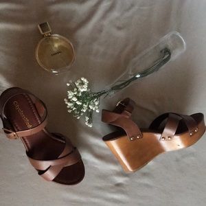 Wood block wedge brown strappy sandal heel size 6